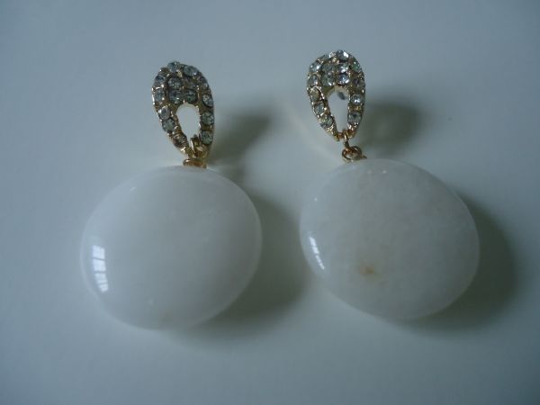 004BIJ - Brinco Dourado com Pedra Branca Natural e Strass