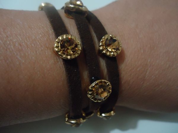 023BIJ - Pulseira Dourada de Tirinha e Pedra Marrom